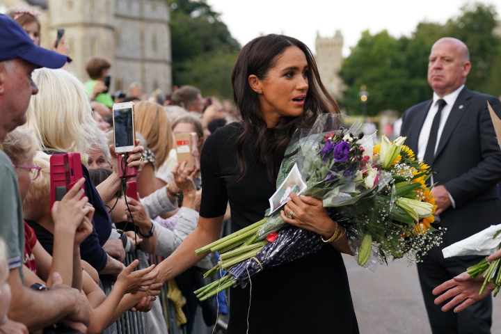 Meghan Markle, acuzata ca a purtat microfon in fata Castelului Windsor. Cum a justificat o sursa apropiata ei detaliul observat - FOTO