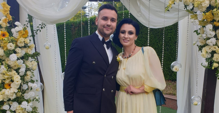 A ajuns in acea zi speciala si plina de emotii cand si-a insurat baiatul! Lilia Rosca impreuna cu fiul si nora sa au organizat o nunta de mare amploare. Vezi ce invitati speciali au avut in cadrul evenimentului: „Sunt emotii mari” - VIDEO A ajuns in acea zi speciala si plina de emotii cand si-a insurat baiatul! Lilia Rosca impreuna cu fiul si nora sa au organizat o nunta de mare amploare. Vezi ce invitati speciali au avut in cadrul evenimentului: „Sunt emotii mari” - VIDEO