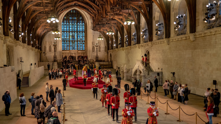 De la rasarit, pana la apus: cate ore au asteptat in rand britanicii pentru a-si lua ramas bun de la Regina Elisabeta a II-a - FOTO De la rasarit, pana la apus: cate ore au asteptat in rand britanicii pentru a-si lua ramas bun de la Regina Elisabeta a II-a - FOTO