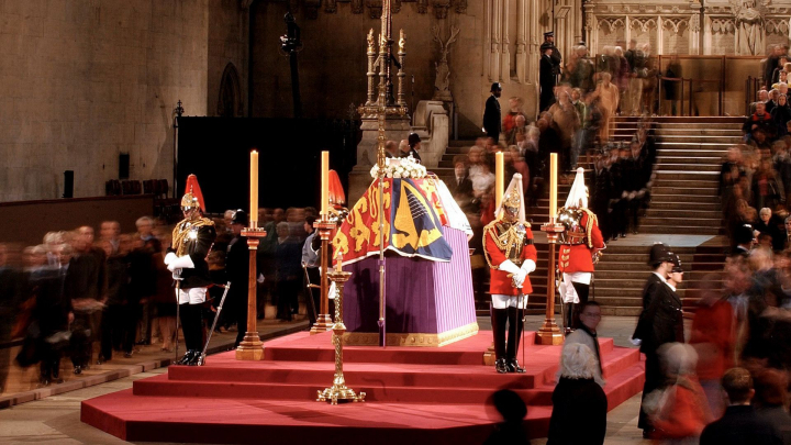 Mesajul unui fetite, depus printre florile lasate pentru Elisabeta a II-a, a devenit viral: „Daca vedeti o femeie creata, e strabunica” Mesajul unui fetite, depus printre florile lasate pentru Elisabeta a II-a, a devenit viral: „Daca vedeti o femeie creata, e strabunica”