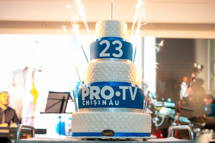 Pro TV si-a sarbatorit cei 23 de ani alaturi de prieteni. Peste 600 de oameni, mii de pahare de spumant, si mai multe urari frumoase, muzica selecta si, desigur, un tort imens - VIDEO Pro TV si-a sarbatorit cei 23 de ani alaturi de prieteni. Peste 600 de oameni, mii de pahare de spumant, si mai multe urari frumoase, muzica selecta si, desigur, un tort imens - VIDEO