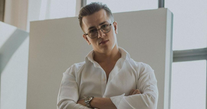 Prima aparitie in public a interpretului Patrick Hanganu cu iubita lui. Chiar daca a devenit de curand mama, tanara deja are o silueta de invidiat - FOTO