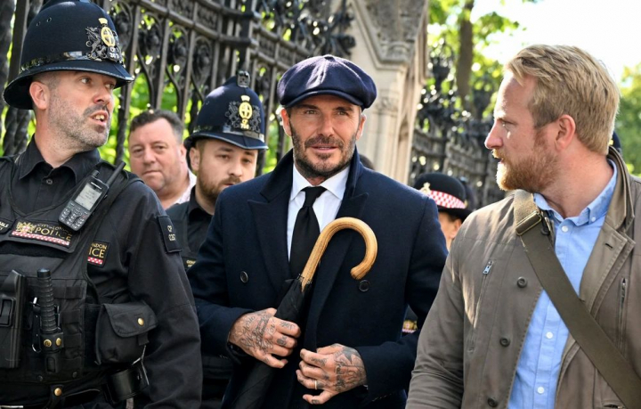David Beckham a asteptat 13 ore la coada pentru a-si lua „Adio!” de la regina: „Am venit de la 2 dimineata” - FOTO David Beckham a asteptat 13 ore la coada pentru a-si lua „Adio!” de la regina: „Am venit de la 2 dimineata” - FOTO