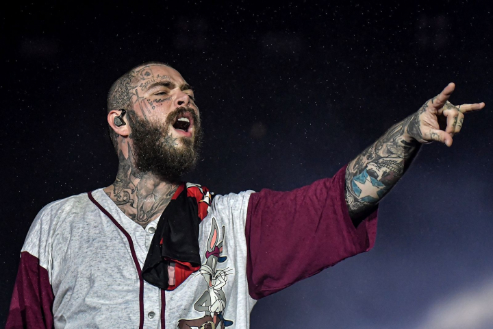 Rapperul Post Malone s-a lovit grav in timpul concertului sau. Vezi in ce stare este interpretul - VIDEO Rapperul Post Malone s-a lovit grav in timpul concertului sau. Vezi in ce stare este interpretul - VIDEO