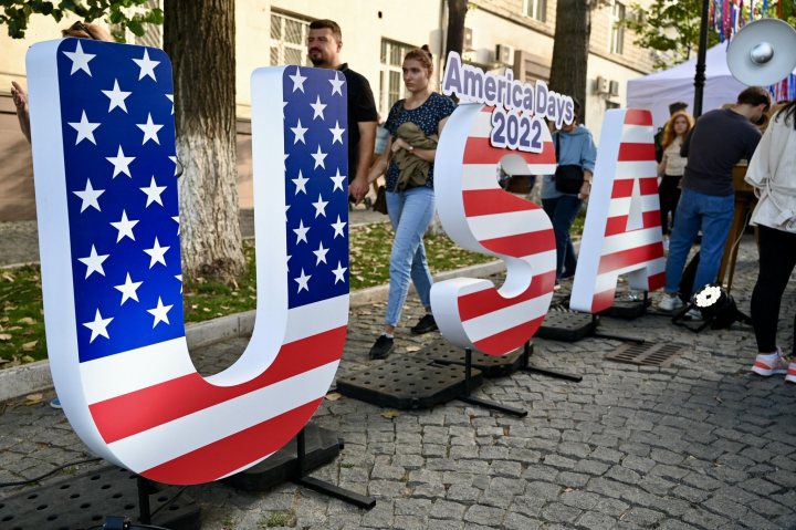 Au fost marcati 30 de ani de prietenie dintre SUA cu Republica Moldova! Vezi cum a avut loc evenimentul si ce distractii i-au asteptat pe vizitatori acolo: „Totul este din cultura americana” - VIDEO Au fost marcati 30 de ani de prietenie dintre SUA cu Republica Moldova! Vezi cum a avut loc evenimentul si ce distractii i-au asteptat pe vizitatori acolo: „Totul este din cultura americana” - VIDEO