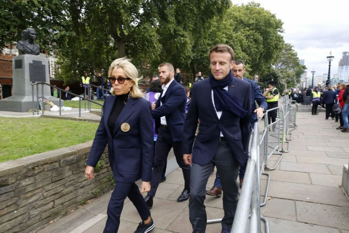 Emmanuel Macron, acuzat ca s-a imbracat prea sport pentru o vizita la sicriul regal al Reginei Elisabeta Emmanuel Macron, acuzat ca s-a imbracat prea sport pentru o vizita la sicriul regal al Reginei Elisabeta