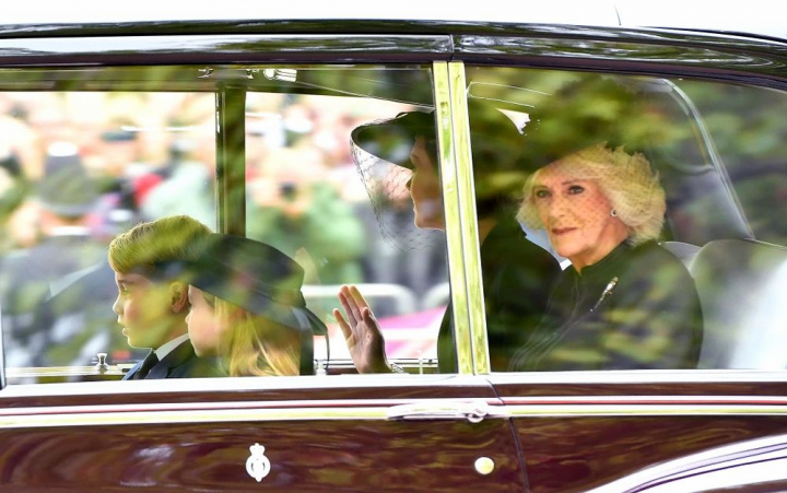Cel din urma drum al Reginei. Primele poze cu Regele Charles, William si Kate Middleton, Harry si Meghan Cel din urma drum al Reginei. Primele poze cu Regele Charles, William si Kate Middleton, Harry si Meghan