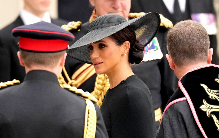 Meghan Markle, cu ochii in lacrimi la inmormantarea Reginei. Ce tinuta a ales sa poarte