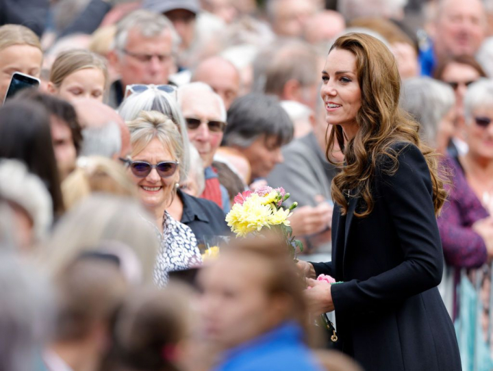 Kate Middleton, gest adorabil pentru o fetita care i-a adus reginei un catelus Corgi de plus Kate Middleton, gest adorabil pentru o fetita care i-a adus reginei un catelus Corgi de plus