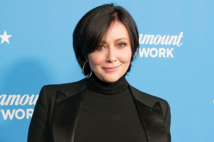 I s-a spus ca are cancer in stadiu terminal, dar continua lupta cu zambetul pe buze. Shannen Doherty, fotografiata la cumparaturi, alaturi de mama ei - FOTO I s-a spus ca are cancer in stadiu terminal, dar continua lupta cu zambetul pe buze. Shannen Doherty, fotografiata la cumparaturi, alaturi de mama ei - FOTO
