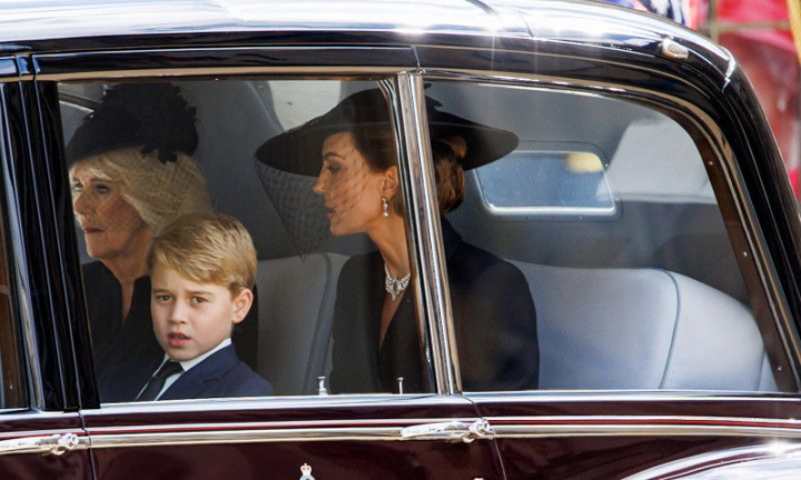 Momentul emotionant cand Kate Middleton isi consoleaza copiii la inmormantarea Reginei Elisabeta a II-a Momentul emotionant cand Kate Middleton isi consoleaza copiii la inmormantarea Reginei Elisabeta a II-a