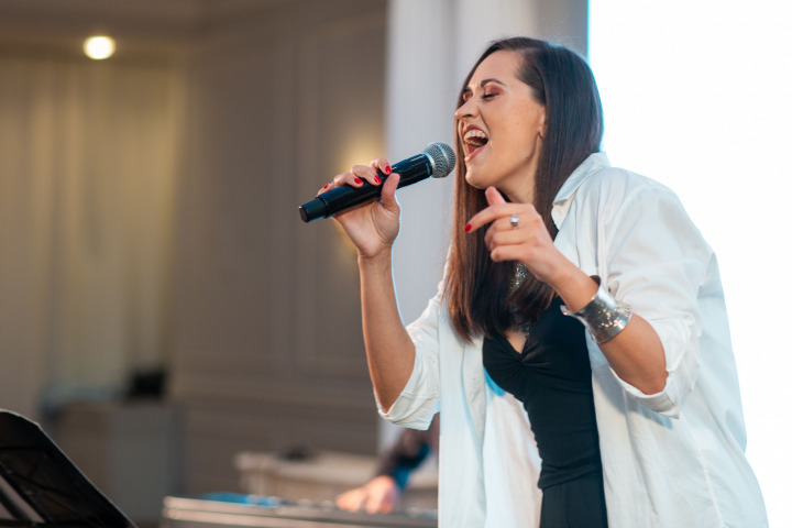 Candva facea jurnalism la Chisinau, iar acum este una dintre cele mai cunoscute interprete de muzica jazz de la Bucuresti. Afla ce profesie are Nadin Trohin, pe langa cea de interpreta: „Eu fiind o fire artistica, PRO m-a disciplinat in sensul asta” - VIDEO