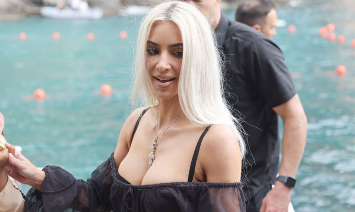 Kim Kardashian si-ar fi indepartat implanturile mamare! Cum arata acum vedeta