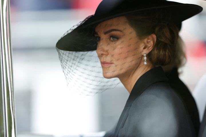 Kate Middleton a purtat o tinuta cu o semnificatie speciala in prima aparitie dupa inmormantarea Reginei Elisabeta a II-a