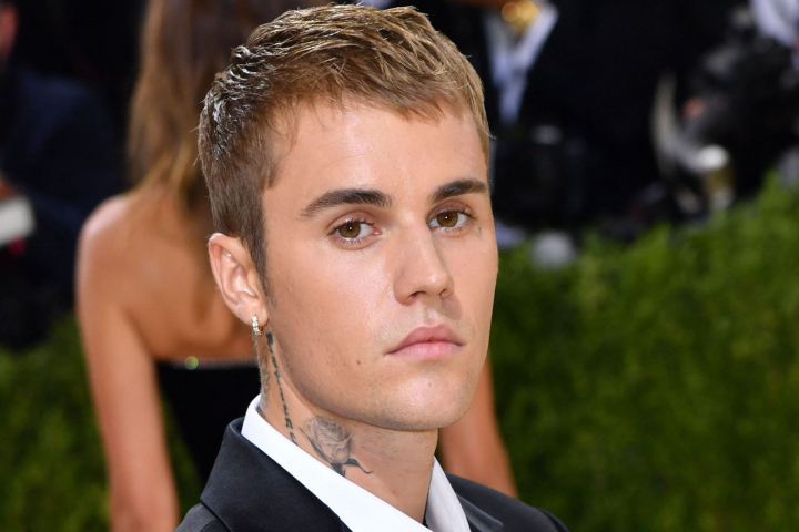 Justin Bieber, din nou in vizorul paparazzilor! Vezi prima aparitie publica a interpretului dupa ce a recunoscut ca se confrunta cu probleme de sanatate - FOTO