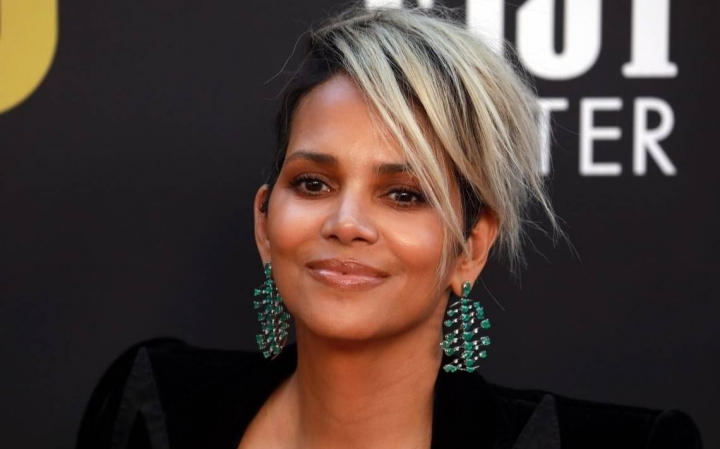 Halle Berry si-a vopsit parul violet. Actrita pare acum de nerecunoscut Halle Berry si-a vopsit parul violet. Actrita pare acum de nerecunoscut