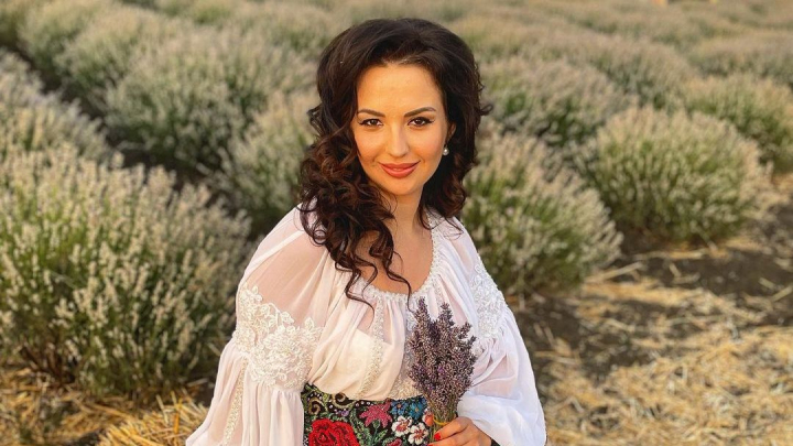 Doina Sulac este indragostita? Vezi alaturi de cine s-a fotografiat interpreta la nunta instrumentistului Corneliu Botgros - FOTO