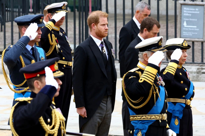 Printul Harry a fost umilit in mod dureros de catre propria familie, la funeraliile reginei Printul Harry a fost umilit in mod dureros de catre propria familie, la funeraliile reginei