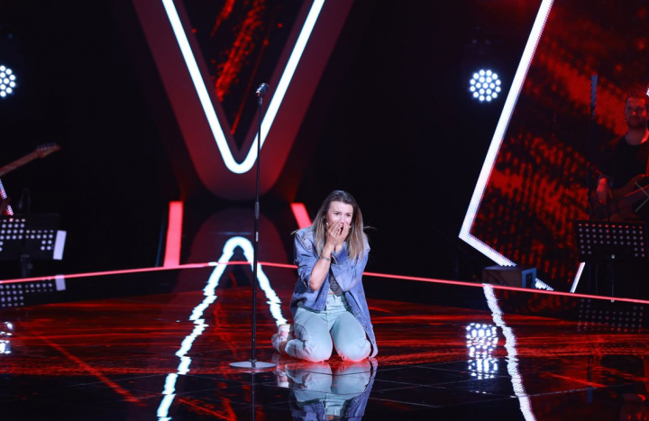 „Mi-am spus ca niciodata nu o sa particip la acest show”. Adriana Girnet a lasat la o parte fricile si a urcat pe scena de la Vocea Romaniei - VIDEO