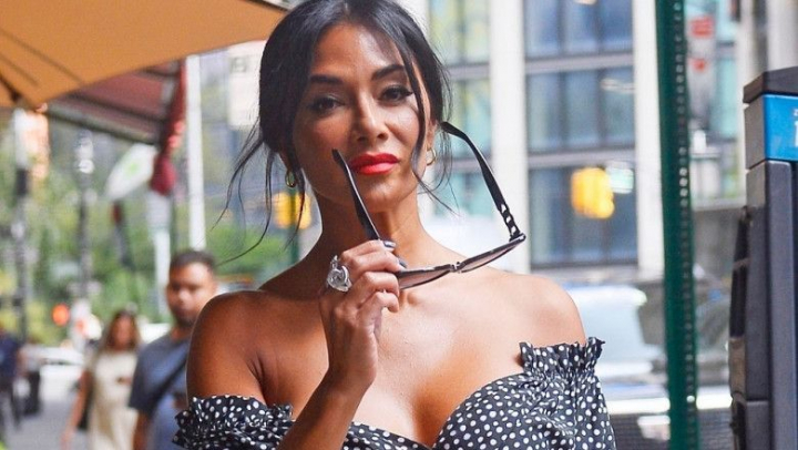 Nicole Scherzinger, accident vestimentar pe strada in New York. Rochia cazuta pe umeri i-a jucat feste - FOTO Nicole Scherzinger, accident vestimentar pe strada in New York. Rochia cazuta pe umeri i-a jucat feste - FOTO
