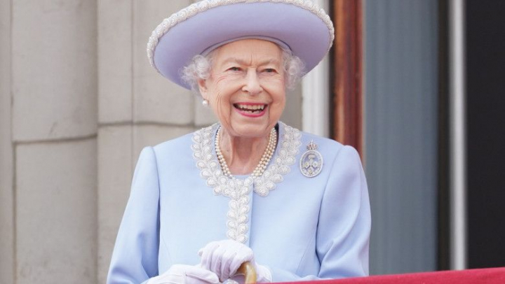 Regina Elisabeta a II-a avea un cod secret pentru intalniri. Cand scotea rujul din geanta, echipa sa stia ce are de facut Regina Elisabeta a II-a avea un cod secret pentru intalniri. Cand scotea rujul din geanta, echipa sa stia ce are de facut