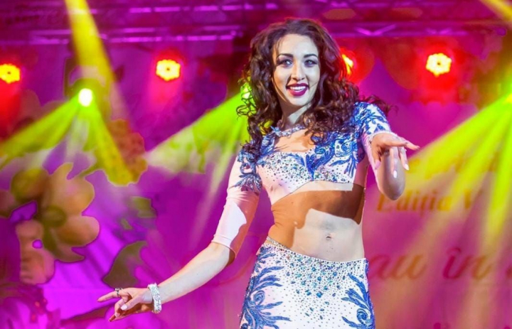 Din araba s-a facut indiana! Natalia Duminica i-a uimit pe toti cu un dans traditional indian, plin de simboluri si mesaje ascunse: „Aici vorbesc mainile, vorbeste expresia si fiecare miscare are o semnificatie” - VIDEO Din araba s-a facut indiana! Natalia Duminica i-a uimit pe toti cu un dans traditional indian, plin de simboluri si mesaje ascunse: „Aici vorbesc mainile, vorbeste expresia si fiecare miscare are o semnificatie” - VIDEO