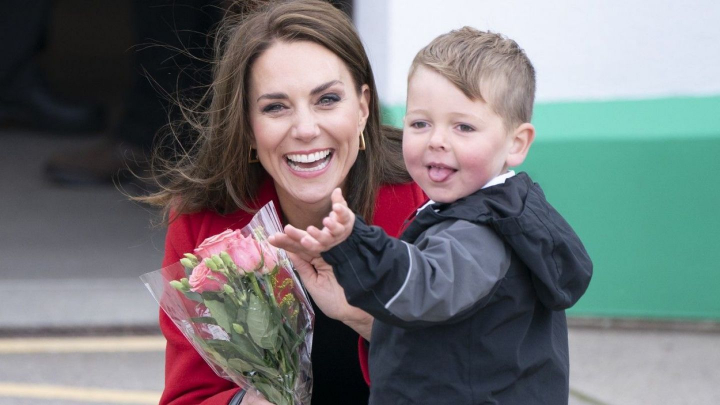 Imaginile care au topit inimile tuturor! Cum a fost intampinata Kate Middleton in prima calatorie ca printesa de Wales Imaginile care au topit inimile tuturor! Cum a fost intampinata Kate Middleton in prima calatorie ca printesa de Wales