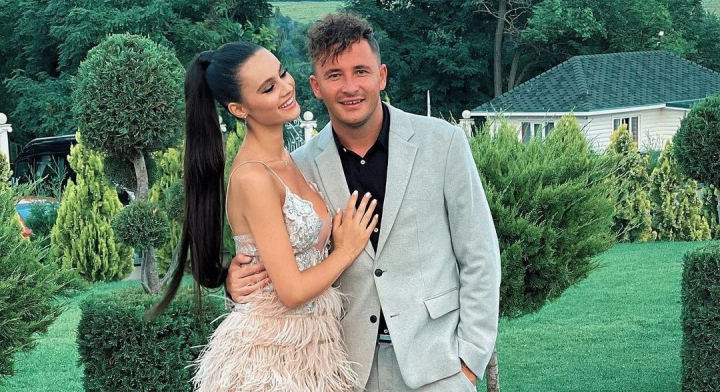 Emilian Cretu a facut o parodie amuzanta pe seama surorii sale. Vezi cat de bine o cunoaste actorul pe aceasta: „Cum ar iesi Nina Cretu dintr-un asemenea hotel” - VIDEO Emilian Cretu a facut o parodie amuzanta pe seama surorii sale. Vezi cat de bine o cunoaste actorul pe aceasta: „Cum ar iesi Nina Cretu dintr-un asemenea hotel” - VIDEO