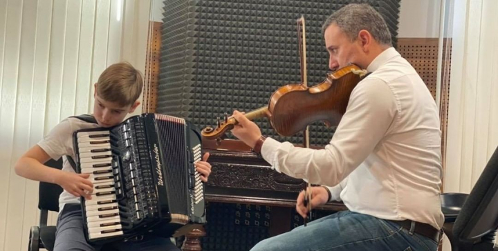 A mers pe urmele tatalui sau! Fiul instrumentistului Vasile Advahov a devenit laureatul premiului I in cadrul concursului „Antonina Lucinschi” - FOTO/VIDEO A mers pe urmele tatalui sau! Fiul instrumentistului Vasile Advahov a devenit laureatul premiului I in cadrul concursului „Antonina Lucinschi” - FOTO/VIDEO
