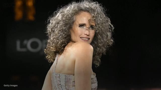 Andie MacDowell a defilat la Paris purtandu-si cu mandrie parul carunt, dar buclat. Ce aparitie de senzatie la 64 de ani Andie MacDowell a defilat la Paris purtandu-si cu mandrie parul carunt, dar buclat. Ce aparitie de senzatie la 64 de ani