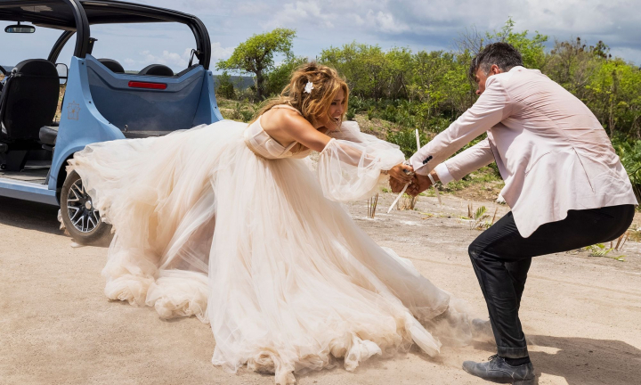 De ce a schimbat Jennifer Lopez 28 de rochii de mireasa in „Shotgun Wedding”. Creatoarea de moda a fost nevoita sa croiasca intr-o singura luna
