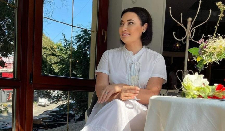 Este profesoara care s-a nascut de ziua ei profesionala! Vezi cum a fost felicitata Corina Muntean de catre colegii sai: „La multi ani, universul nostru” - FOTO/VIDEO