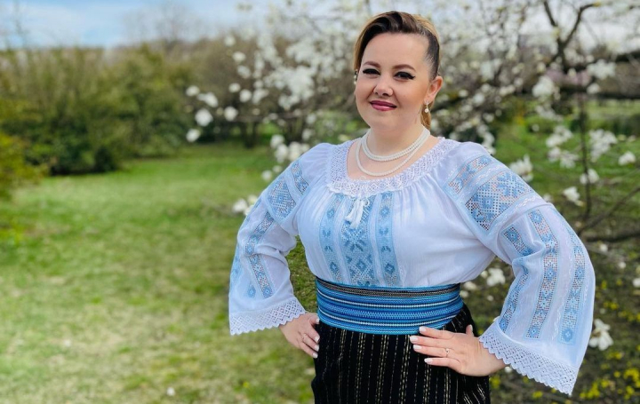 Sarbatoare dubla in familia Rominei Spinu! Micuta Sofia implineste un anisor si cu aceasta ocazie, parintii sai i-au organizat o cumetrie nemaipomenita. Vezi ce tinute au purtat interpreta si fiicele sale in aceasta zi speciala: „Am abordat culoarea violet” - VIDEO