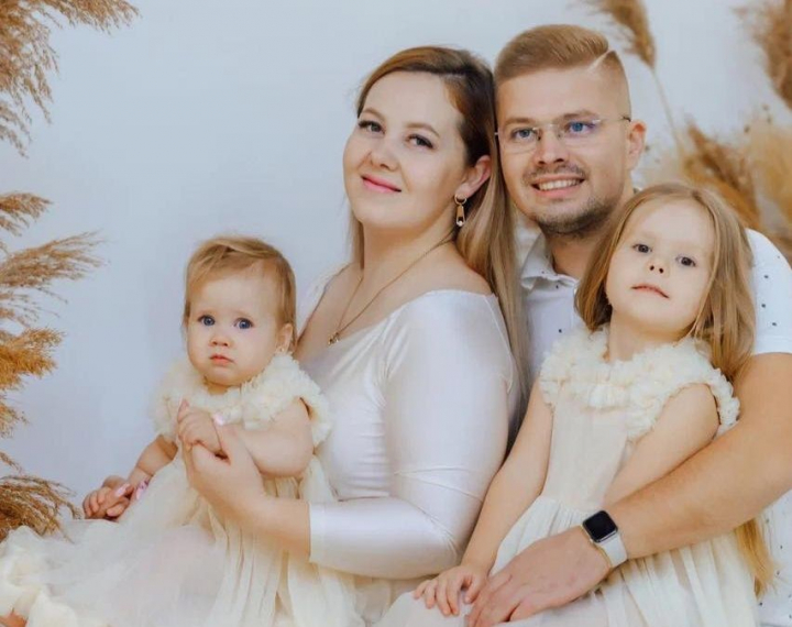 Petrecere tripla in familia Rominei Spinu! Ce artisti se numara printre nasii de botez, dar si ce tinute au purtat invitatii: „Am combinat si cu botezul, la un anisor facem deja tot. Ma simt ca o regina cu doua printese” - VIDEO