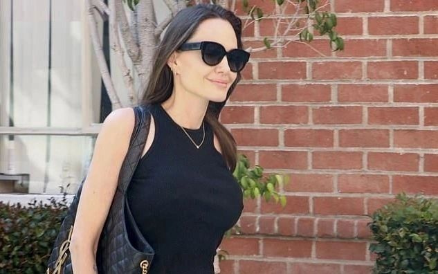 Angelina Jolie - prima aparitie in public dupa acuzatiile scandaloase la adresa lui Brad Pitt. Actrita a fost surprinsa alaturi de fiica sa - FOTO