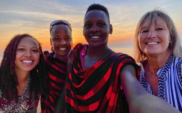 O femeie de 60 de ani s-a mutat la capatul lumii pentru a se casatori cu un tanar dintr-un trib: „Este cel mai bun si dragut barbat” - FOTO
O femeie de 60 de ani s-a mutat la capatul lumii pentru a se casatori cu un tanar dintr-un trib: „Este cel mai bun si dragut barbat” - FOTO