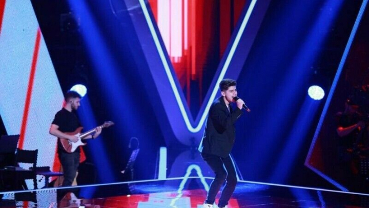 Adrian Ivan i-a impresionat pe antrenorii de la Vocea Romaniei cu talentul si energia lui! Theo Rose i-a lansat provocarea de a canta o piesa in limba romana, iar tanarul de doar 18 ani a ales „Perfect fara tine – Vama Veche” - VIDEO Adrian Ivan i-a impresionat pe antrenorii de la Vocea Romaniei cu talentul si energia lui! Theo Rose i-a lansat provocarea de a canta o piesa in limba romana, iar tanarul de doar 18 ani a ales „Perfect fara tine – Vama Veche” - VIDEO