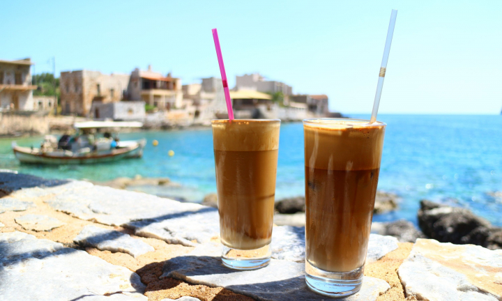 Cafeaua Frappe a depasit granitele Greciei, fiind acum una dintre cele mai iubite bauturi din lume! Afla cum poti pregati rapid si usor aceasta cafea delicioasa: „Chiar daca e toamna, oamenii comanda frappe” - VIDEO Cafeaua Frappe a depasit granitele Greciei, fiind acum una dintre cele mai iubite bauturi din lume! Afla cum poti pregati rapid si usor aceasta cafea delicioasa: „Chiar daca e toamna, oamenii comanda frappe” - VIDEO