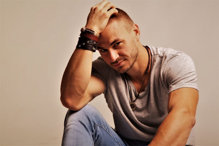 A facut din sport un stil de viata! Jurnalistul Catalin Ungureanu iti demonstreaza ca poti arata bine fara a investi bani sau a frecventa la sala de forta: „I-am avut in calitate de modele pe tata si fratele meu. Stiam ca vreau sa arat altfel” - VIDEO A facut din sport un stil de viata! Jurnalistul Catalin Ungureanu iti demonstreaza ca poti arata bine fara a investi bani sau a frecventa la sala de forta: „I-am avut in calitate de modele pe tata si fratele meu. Stiam ca vreau sa arat altfel” - VIDEO