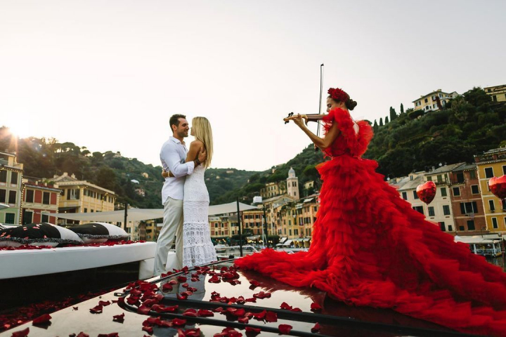 Se numara printre cele mai stilate cupluri ale momentului. Ea este un model de succes, iar el un afacerist celebru Se numara printre cele mai stilate cupluri ale momentului. Ea este un model de succes, iar el un afacerist celebru