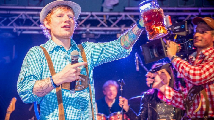 Suma fabuloasa cu care s-a vandut halba de bere din care a baut Ed Sheeran la Oktoberfest-ul de la Frankfurt Suma fabuloasa cu care s-a vandut halba de bere din care a baut Ed Sheeran la Oktoberfest-ul de la Frankfurt