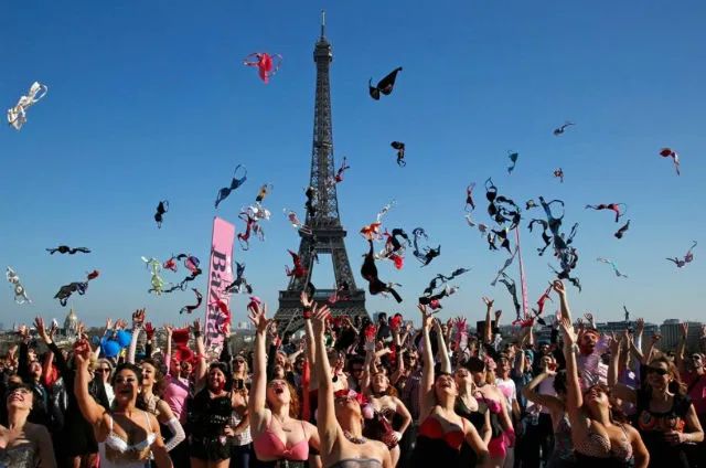 ,,NO BRA DAY”. Elibereaza-ti sanii timp de 24 de ore si marcheaza Ziua Internationala fara Sutien. Care sunt vedetele de la noi, dar si internationale care promoveaza aceasta miscare - FOTO ,,NO BRA DAY”. Elibereaza-ti sanii timp de 24 de ore si marcheaza Ziua Internationala fara Sutien. Care sunt vedetele de la noi, dar si internationale care promoveaza aceasta miscare - FOTO