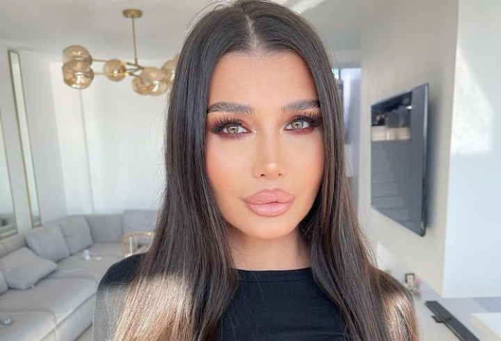 Elena Basescu are un nou iubit. Cu cine a fost surprinsa in ipostaze tandre intr-un restaurant din Bucuresti