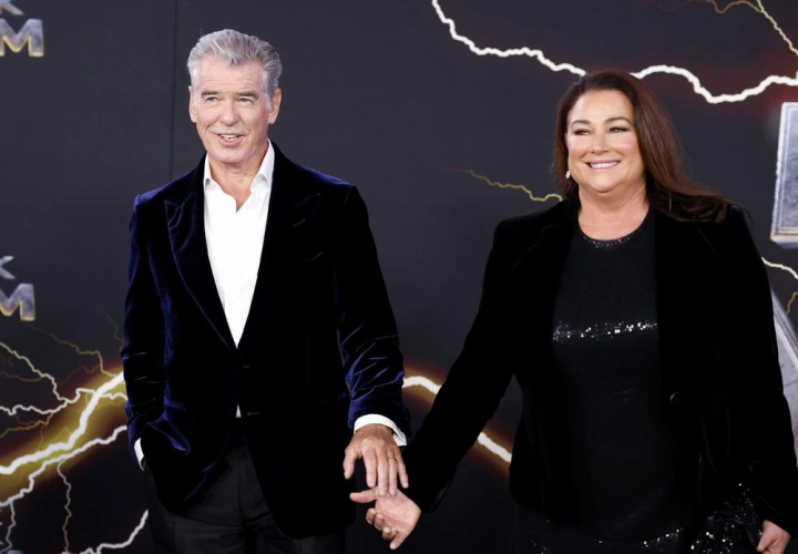 Pierce Brosnan nu isi poate tine mainile departe de sotia sa, Keely Shaye Smith. Cum s-au afisat cei doi