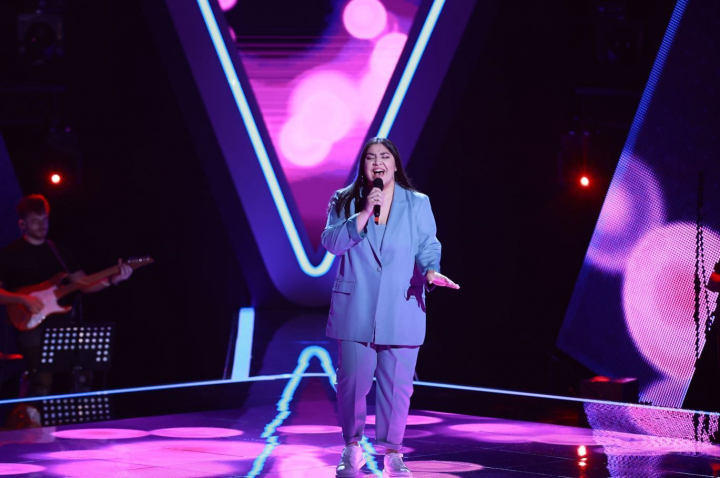 Simona Mares, show total pe scena de la Vocea Romaniei! Tanara i-a cucerit in unanimitate pe antrenori. Din ce echipa va face parte - VIDEO Simona Mares, show total pe scena de la Vocea Romaniei! Tanara i-a cucerit in unanimitate pe antrenori. Din ce echipa va face parte - VIDEO