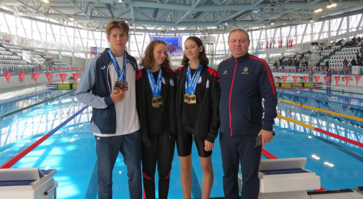 Victorie pentru Moldova! Trei inotatori au castigat noua medalii la un turneu din Bulgaria
