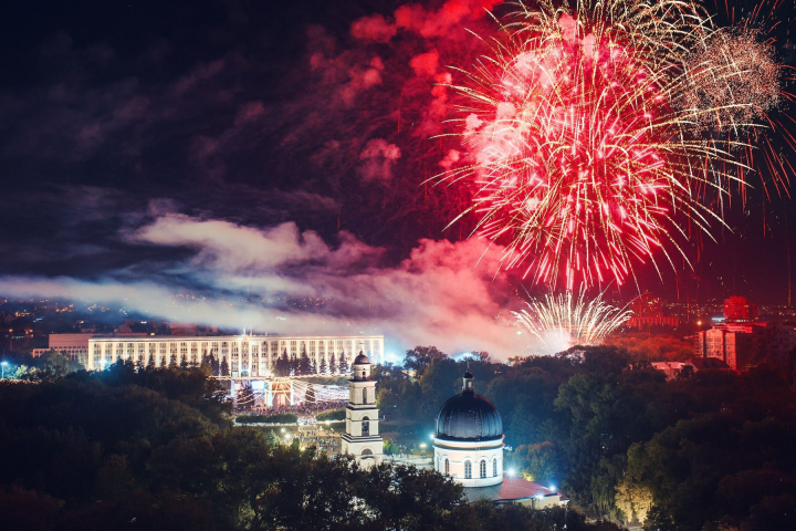 Ion Ceban - mai vesel ca niciodata! De Ziua Orasului, primarul Chisinaului a dansat pe muzica celor de la Zbob si Zdub. Vezi cum a fost atmosfera in cele doua zile de sarbatoare - VIDEO