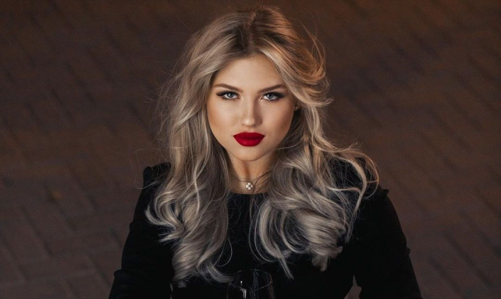 Chiar daca a vrut sa tina totul in taina, adevarul a iesit la iveala. Vlada Botan si-a marit buzele. Vezi cum o prinde pe interpreta noua schimbare de look - FOTO