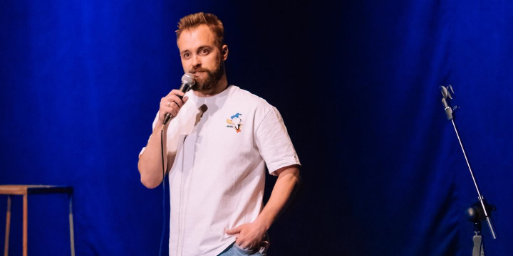 Vlad Sliusarenco uimeste din nou! In noul sau videoclip pentru piesa „Osu Bosu”, umoristul a purtat un scutec. Afla cum s-a simtit acesta in timpul filmarilor, dar si care este mesajul cantecului - VIDEO