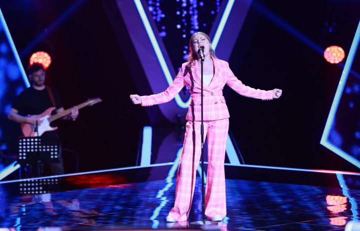 Moldoveanca Valeria Engaliceva a cantat piesa "Mamma Do" intr-o maniera dramatica si a intors doua scaune la Voce Romaniei - VIDEO